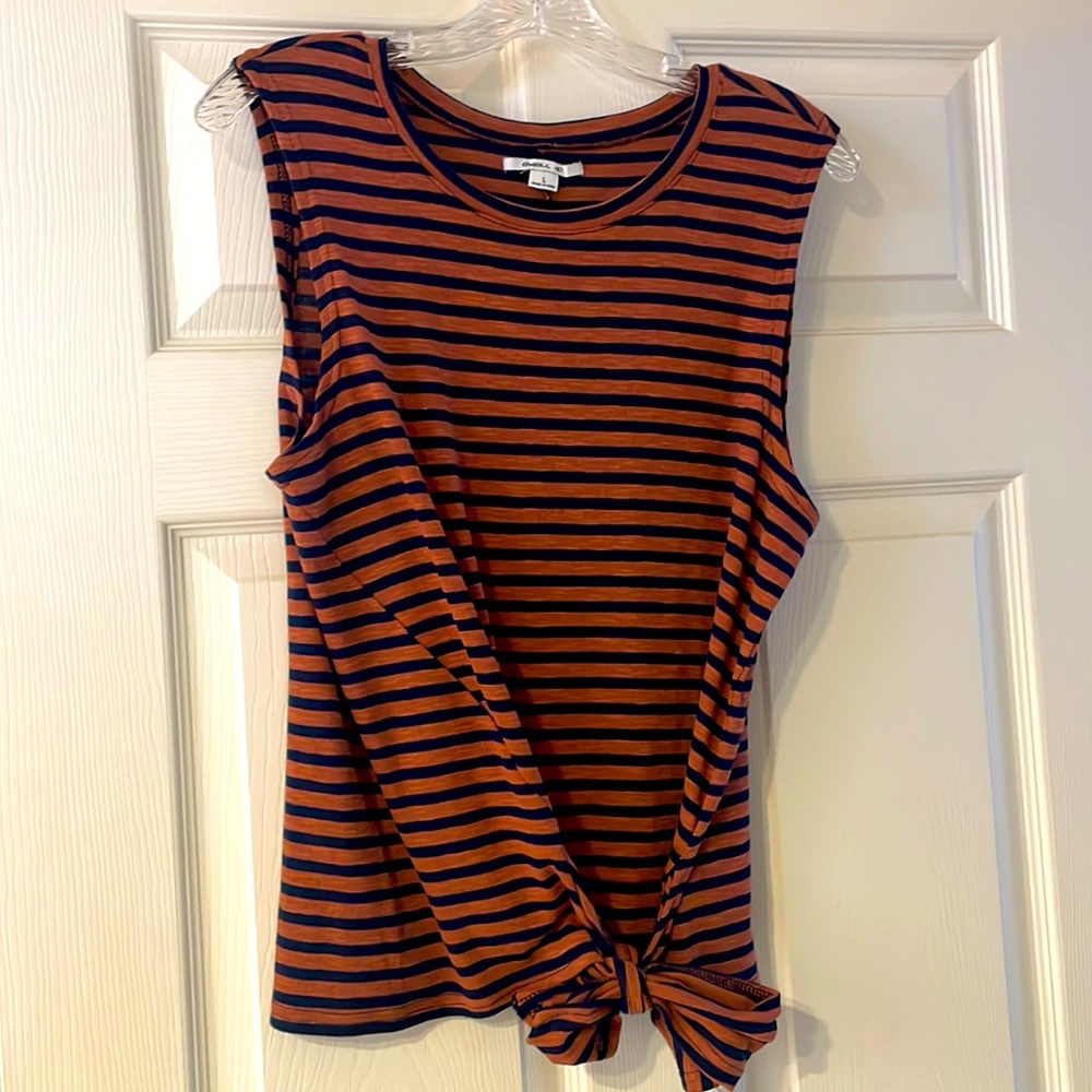 O’Neil, large top, tie it in the front or back